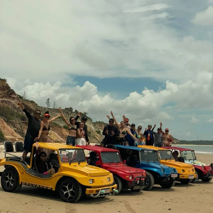Grupo em passeio de buggy no litoral sul